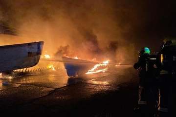 Arden de madrugada las pateras y cayucos almacenados en el puerto de Arguineguín (Foto TA)